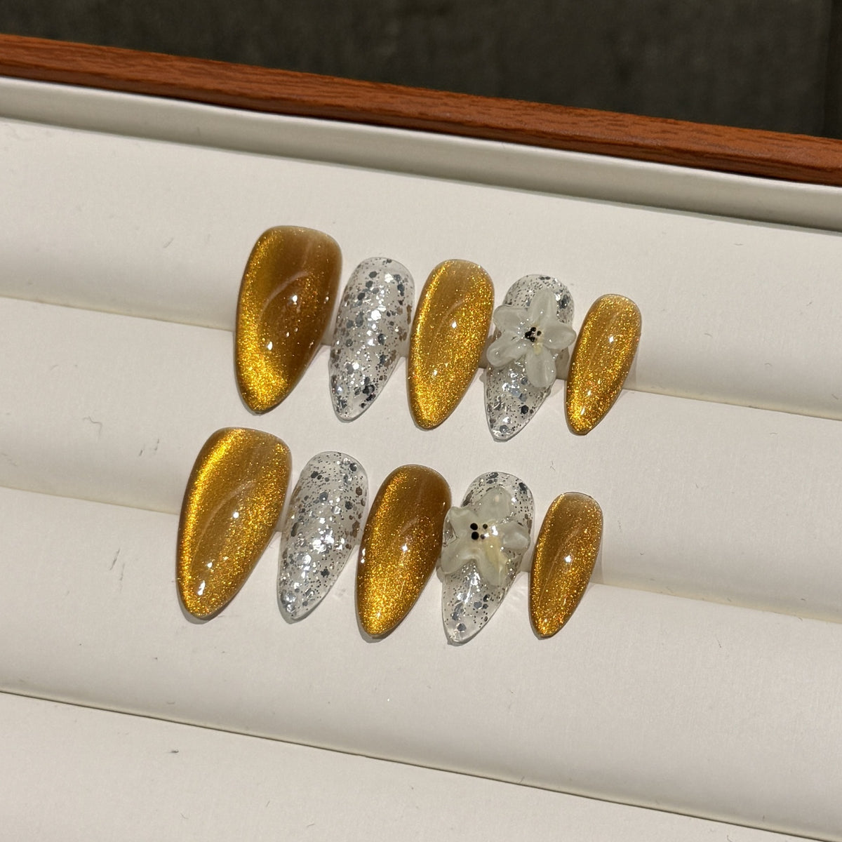 cavora Press-On Nails – Everyday Cat Eye Crystal & Glam Styles – Golden Glitter reusable false nails