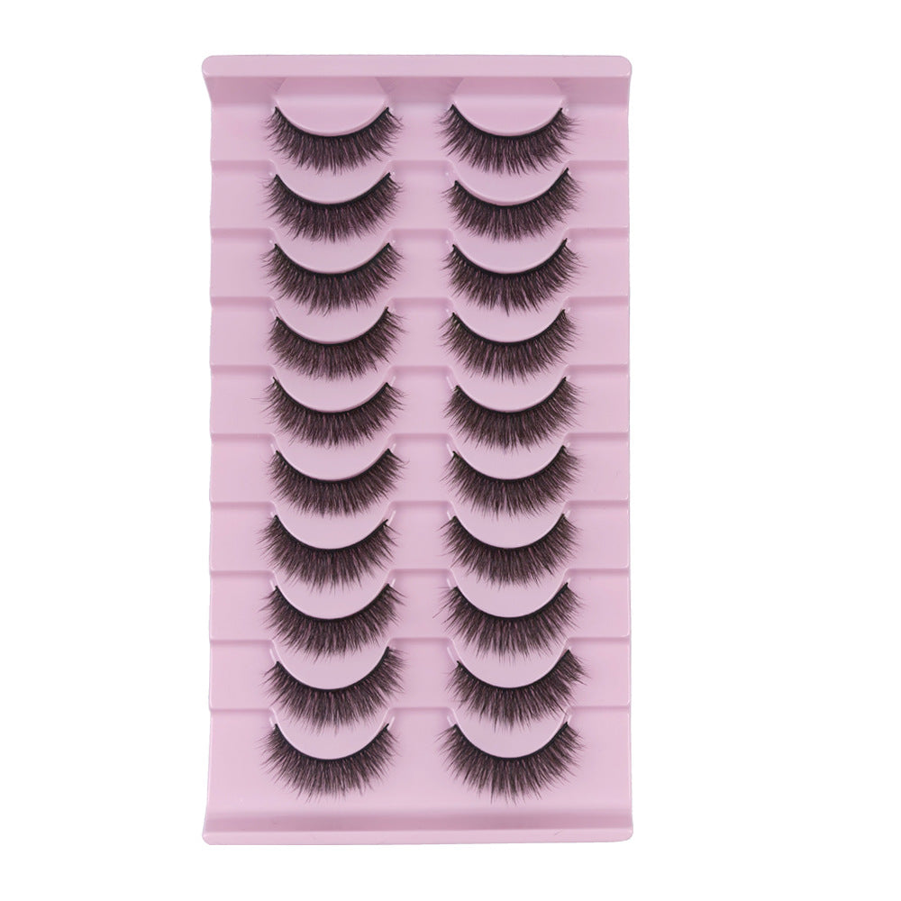 Voluminous natural-looking strip lashes
